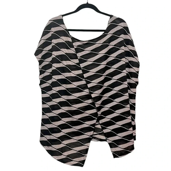 ❤️2/$11 Lane Bryant Geometric Asymmetrical Black Tan Short Sleeve Sweater sz 22 - Picture 3 of 8